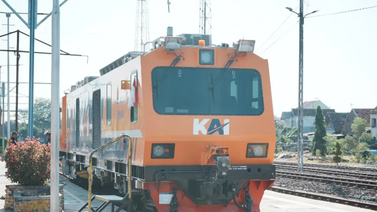 CEK JALUR: Kereta ukur jalan rel EM-120 nomor 7190 Arjuna tiba di Stasiun Probolinggo, Kamis (13/8). (PT KAI DAOP 9 FOR JAWA POS RADAR BROMO)