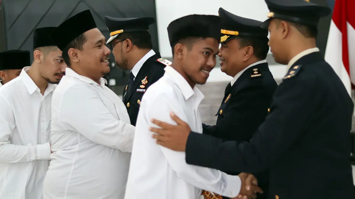 DAPAT DISKON: Momen sejumlah napi di Lapas Probolinggo mendapat remisi di HUT ke-81 RI. (Fahreza Nuraga/ Radar Bromo)