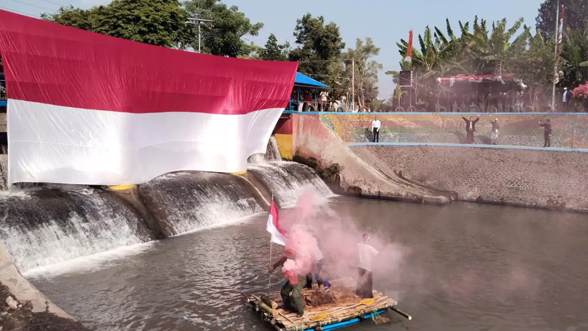 DETIK-DETIK PROKLAMASI: Bendera jumbo dikibarkan di kawasan Dam Pleret, Pohjentrek, Kabupaten Pasuruan di detik-detik proklamasi, Senin (17/8).   