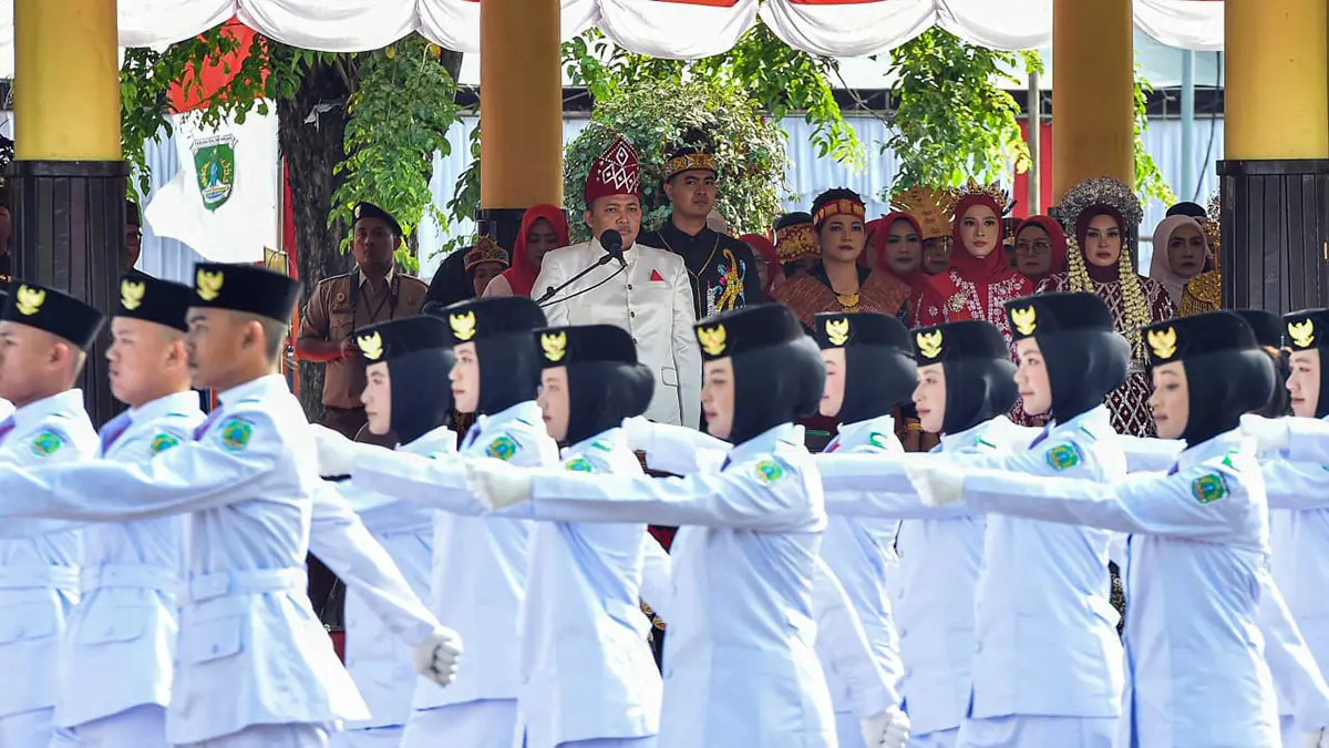 KOMPAK: Pasukan Pengibar Bendera Kabupaten Pasuruan saat menjalankan tugasnya di puncak upacara HUT ke-81 RI di Alun-alun Bangil. (Mokhamad Zubaidillah/ Radar Bromo)