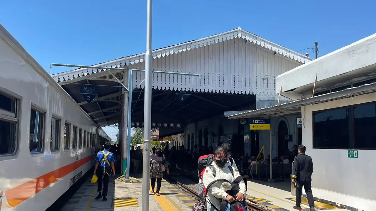 RAMAI: Sejumlah penumpang KA saat menunggu kedatangan kereta di Stasiun Probolinggo.&nbsp;(PT KAI DAOP 9 JEMBER FOR JAWA POS RADAR BROMO)