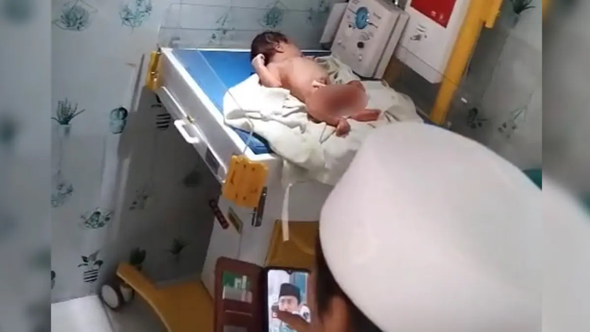 SEHAT: Kondisi bayi lelaki yang ditemukan di laci gerobak sempol di Tongas, Probolinggo saat dirawat di RSUD Tongas. 