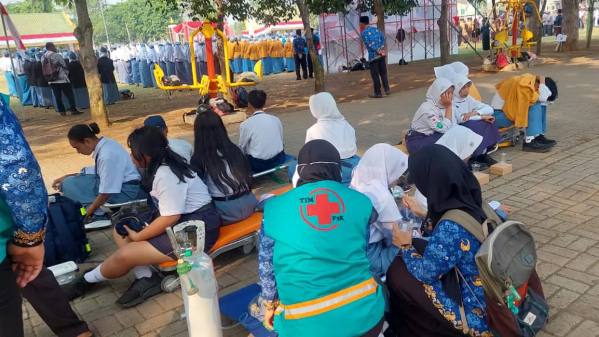 Sejumlah peserta bertumbangan saat mengikuti upacara HUT ke-81 RI di Alun-alun Probolinggo. (Arif Mashudi/ Radar Bromo)
