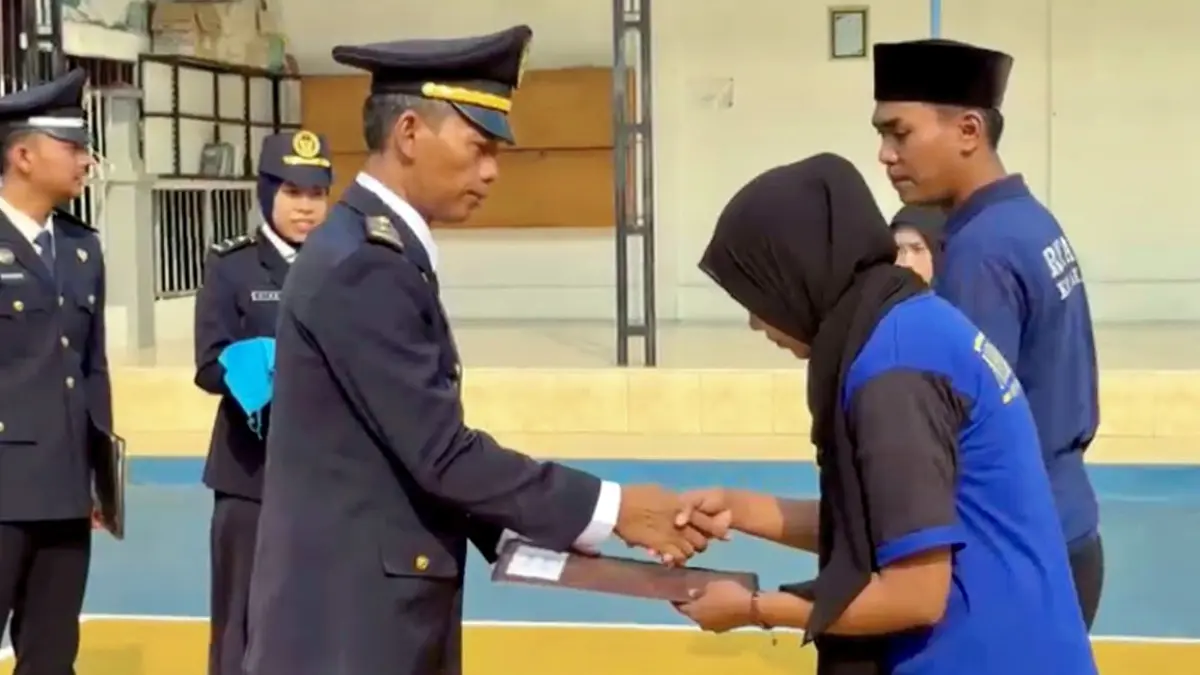 SEREMONI: Salah satu perwakilan Rutan Kraksaan saat menerima remisi di HUT ke-81 RI, Senin (17/8).