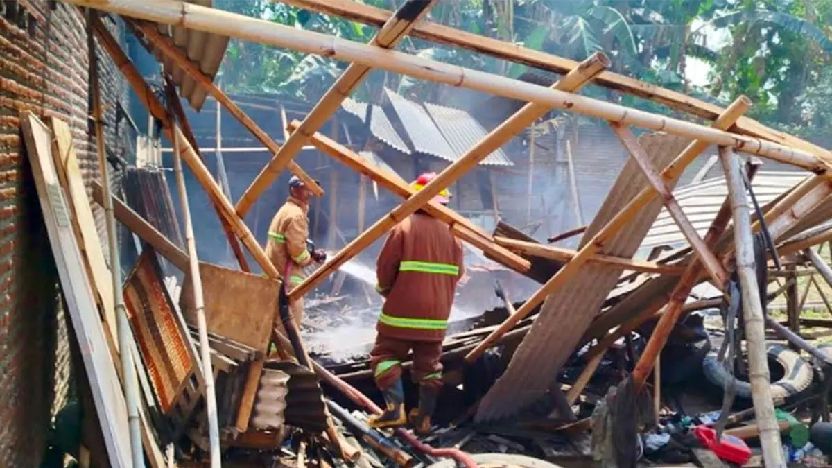 TERBAKAR: Petugas Damkar Kabupaten Probolinggo melakukan pemadaman api di garasi rumah milik warga Dusun Krajan, Desa Alassumur Kulon, Kecamatan Kraksaan. (Foto: Damkar for Jawa Pos Radar Bromo)