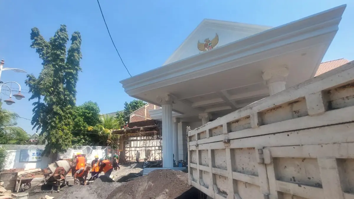DIGARAP: Sejumlah pekerja menggarap proyek rehab rumdin wawali Kota Probolinggo.&nbsp;(ARIF MASHUDI/JAWA POS RADAR BROMO)