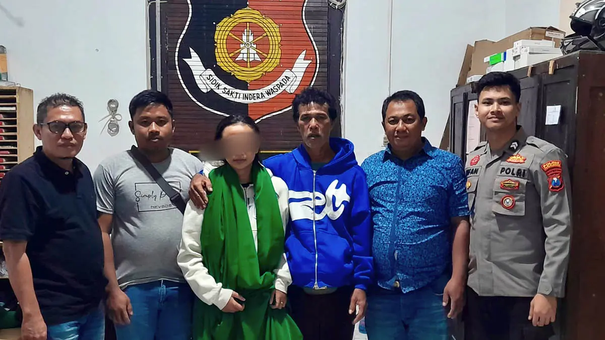DIKEMBALIKAN: Petugas Polsek Paiton mengembalikan AEP, 14, Remaja asal Desa Talang Kuning, Kecamatan Teras Terunjam, Kabupaten Mukomuko, Provinsi Bengkulu pada keluarga. (Foto: Polsek Paiton for Jawa Pos Radar Bromo)