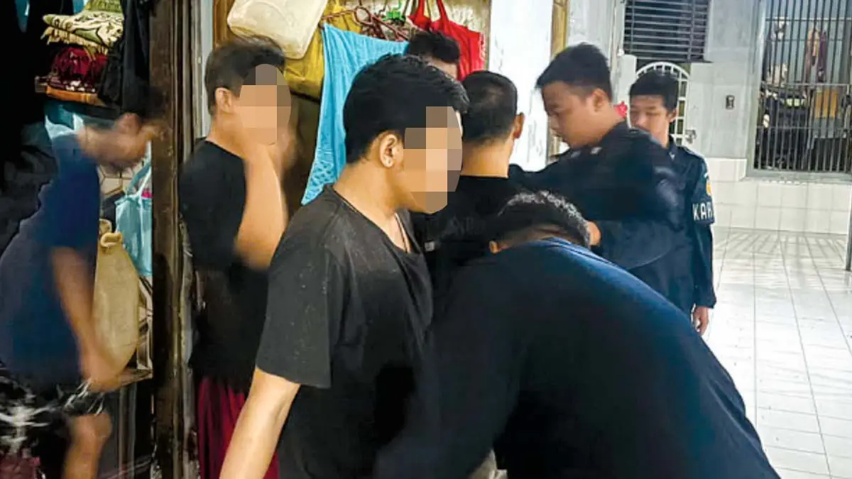 GELEDAH: Petugas Lapas Kelas IIB Probolinggo saat memeriksa kamar hunian blok A2, Rabu (15/7). (LAPAS KELAS IIB PROBOLINGGO FOR JAWA POS RADAR BROMO)