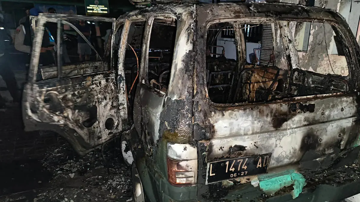 GOSONG: Mobil Toyota Kijang yang terbakar saat diparkir di garasi rumah di Dusun Putuk Barat, Desa Cowek, Kecamatan Purwodadi. (Foto: Polsek Purwodadi for Jawa Pos Radar Bromo)