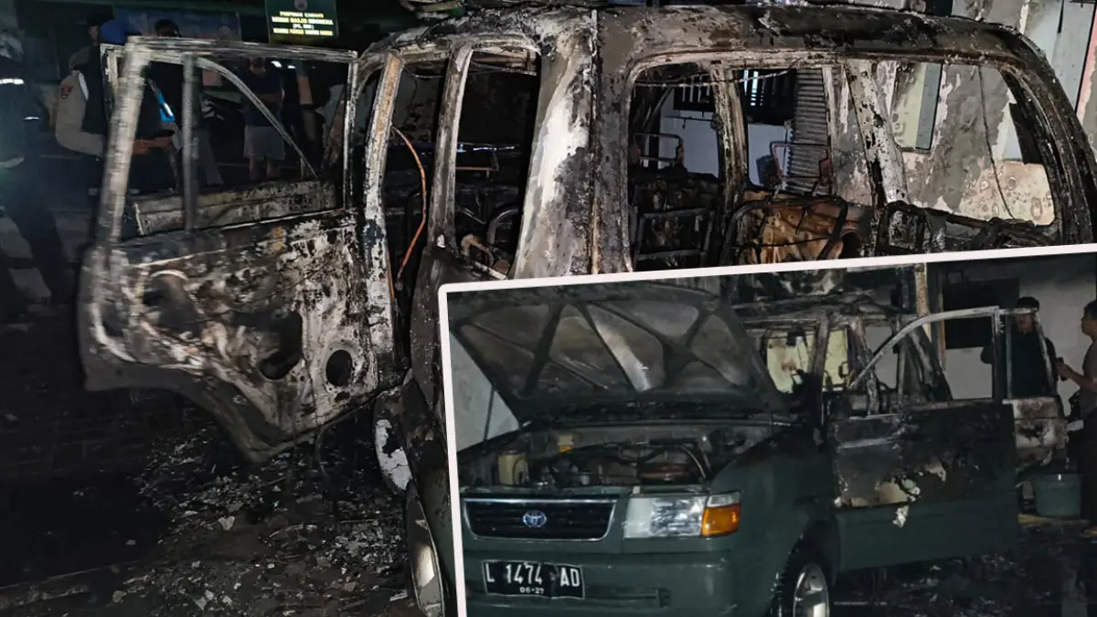 HANGUS: Kondisi mobil Toyota Kijang milik warga Desa Cowek, Purwodadi, Kabupaten Pasuruan yang terbakar. 