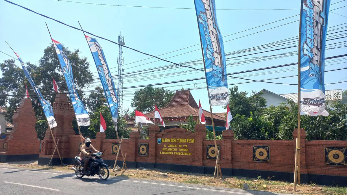 IKONIK: Tampak depan Kantor Desa Tongas Wetan yang bernuansa Kerajaan Majapahit. (Foto: Inneke Agustin/Jawa Pos Radar Bromo)
