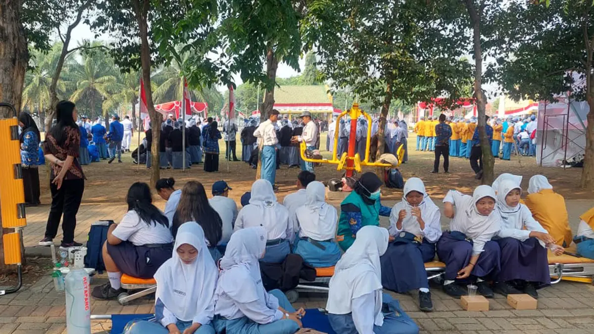 ISTIRAHAT: Sejumlah peserta Upacara Pengibaran Bendera Peringatan HUT ke-81 Kemerdekaan RI di Alun-Alun Kota Probolinggo, memilih bersitirahat setelah tak kuat panas dan berdiri lama. (ARIF MASHUDI/JAWA POS RADAR BROMO)