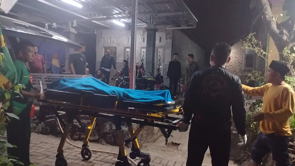 Jenazah Tuki sat tiba di rumah duka. Ia meninggal usai tertabrak motor Yamaha R 15.