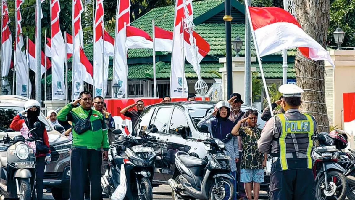 KHIDMAT: Sejumlah pengendara tampak berhenti di Simpang Empat Brak Kota Probolinggo, untuk memperingati Detik-Detik Proklamasi, Senin (17/8). (POLRES PROBOLINGGO KOTA for Jawa Pos Radar Bromo)