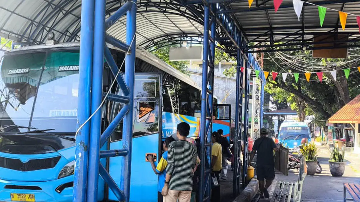 LONG WEEKEND: Bus yang transit di Terminal Tipe A Pandaan diserbu penumpang Senin (17/8) pagi. (Foto: Rizal F Syatori/Jawa Pos Radar Bromo)