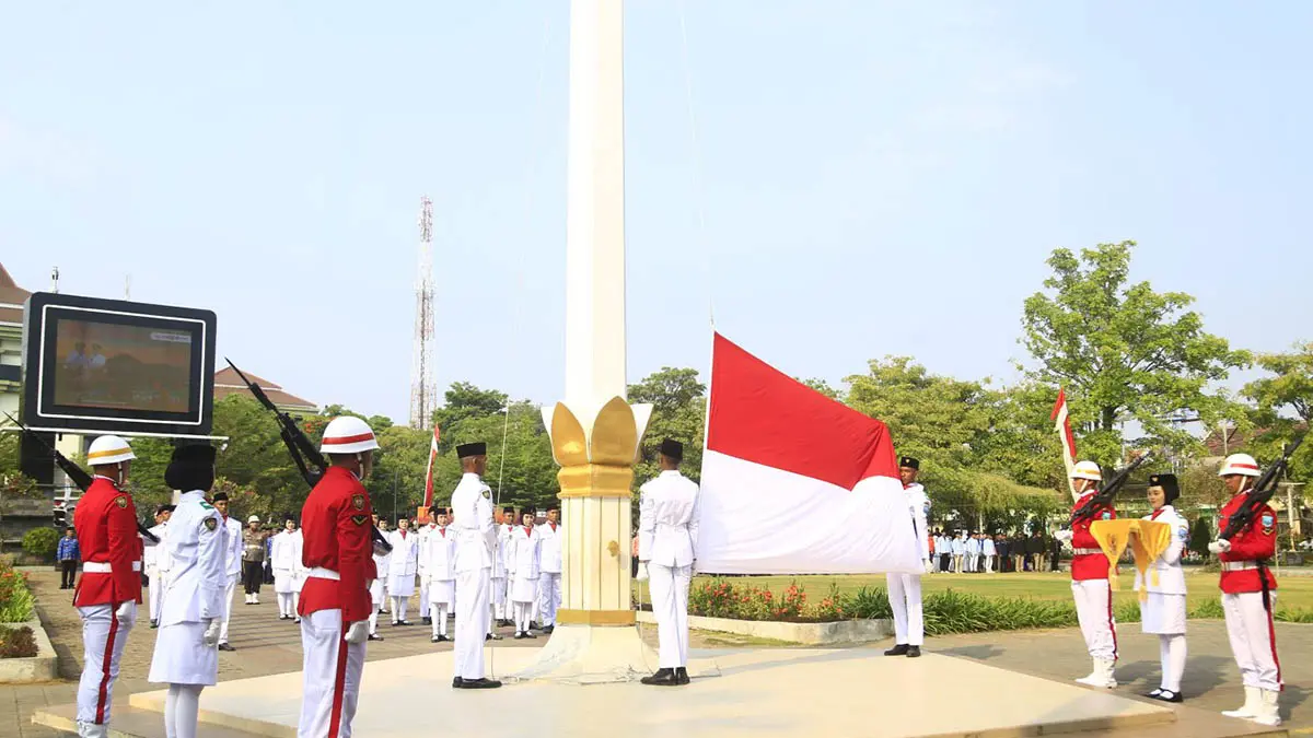 MOMEN SAKRAL: Pengibaran bendera merah putih oleh anggota Paskibraka Kabupaten Probolinggo di alun-alun Kraksaan. (Foto: Agus Faiz Musleh/Jawa Pos Radar Bromo)