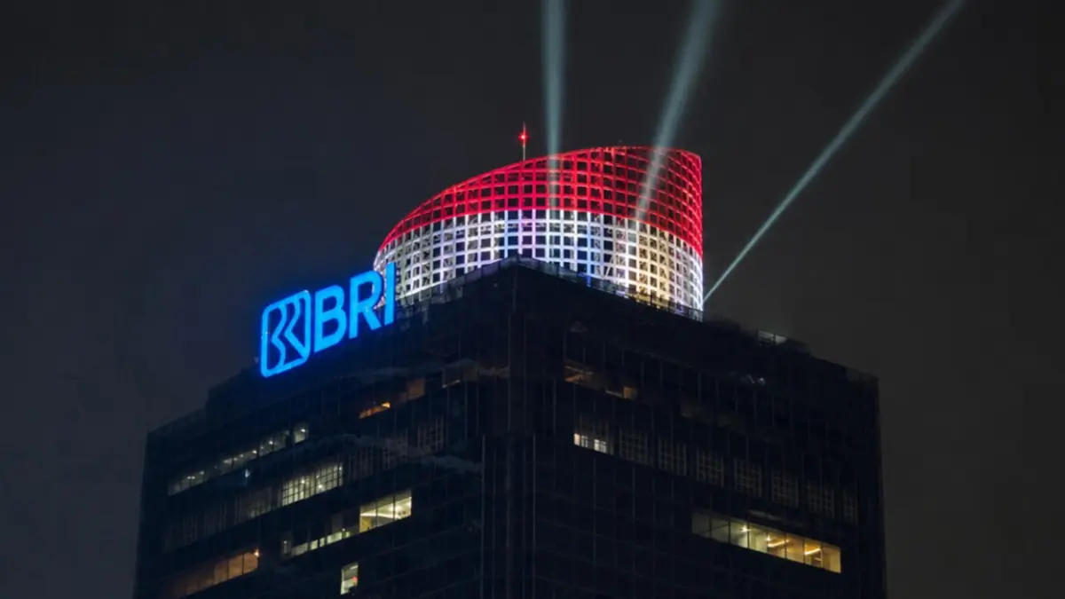 NUANSA MERAH PUTIH: Gedung BNI yang berhias merah putih menyambut HUT ke-81 RI. 