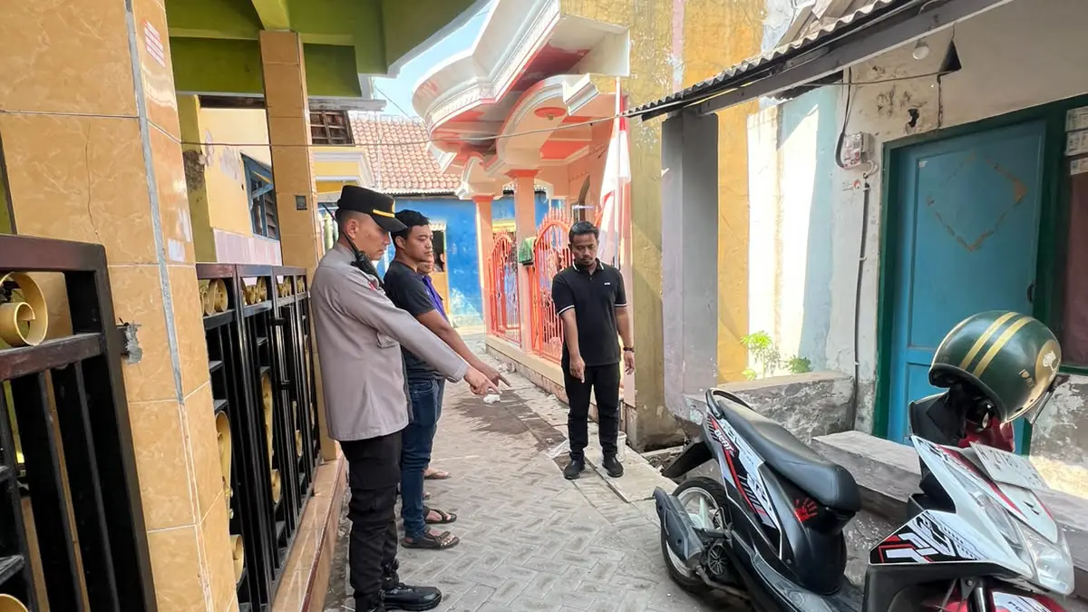 OLAH TKP: Anggota polisi ketika melakukan olah TKP hilangnya motor milik PN di Keluraha Mandaranrejo, Kota Pasuruan.&nbsp;(DOK. JAWA POS RADAR BROMO)