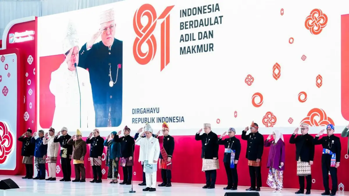 PAKAIAN ADAT: Jajaran petinggi dan karyawan BRI saat mengikuti upacara HUT ke-81 RI. 