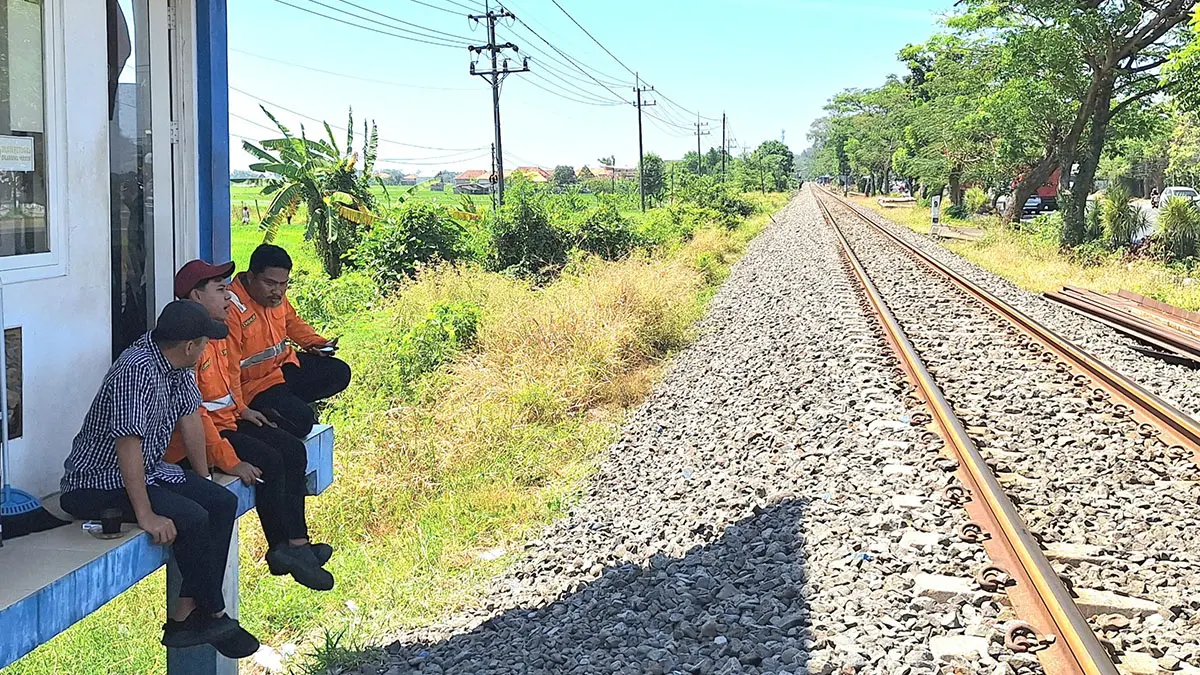 PANTANG LENGAH: Shofi dan jajaran petugas JPL Masangan Bangil saat bertugas. 
