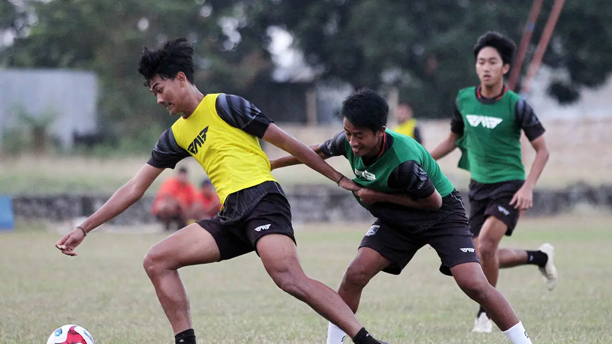 PERSIAPAN KOMPETISI: Pemain Persekabpas saat berlatih di Lapangan Plumbon, Pandaan. Selama sebulan para pemain kini mengikuti training center ke Jogjakarta. (Foto: M Zubaidillah/Jawa Pos Radar Bromo)