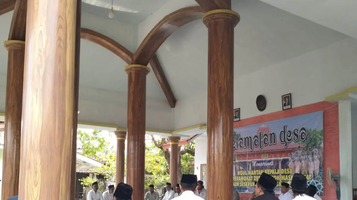 SOLIDARITAS: Pemerintah Desa Tongas Wetan beserta sejumlah warga saat menggelar selamatan desa tahun ini. (Foto: Pemdes Tongas Wetan for Jawa Pos Radar Bromo)