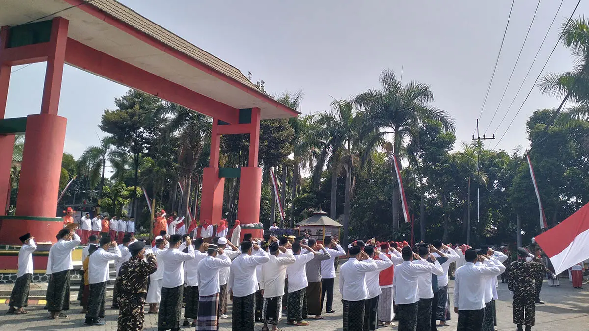 Takmir masjid Cheng Hoo hingga pedagang pasar wisata mengikuti upacara bendera.