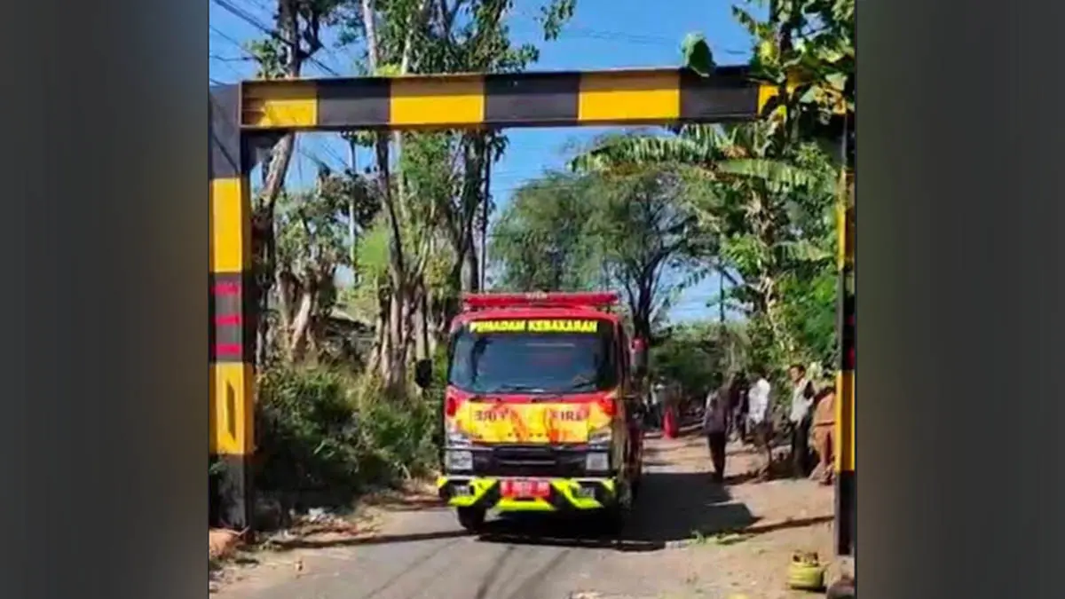 TERPASANG : Dishub Kabupaten Probolinggo memasang portal pembatas kendaraan di Desa Banjarsawah, Kecamatan Tegalsiwalan. (Foto: dok Jawa Pos Radar Bromo)