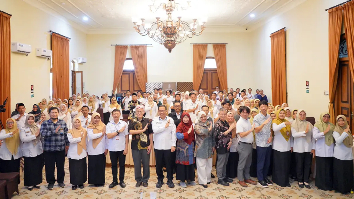 FOTO BERSAMA: Foto bersama usai seremonial menandai dimulainya, “Improving Teacher Capacity Through Lesson Study and Robotics Workshop.” mendapat cinderama berupa buku karya Prof. Masami Isoda, direktur SEAMOLEC dan direktur SEAQiM pun saling bertukar cinderamata dengan Wali Kota.