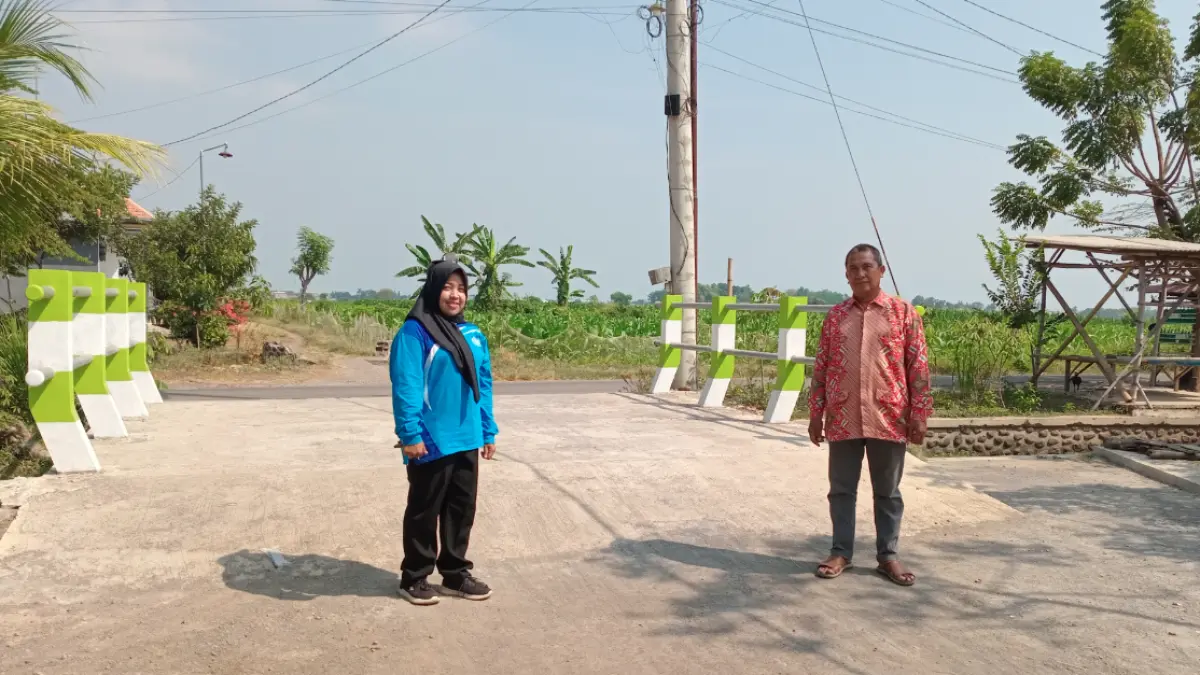 AKSES MAKIN LANCAR: Kepala Desa Alassumur Kulon Suhud bersama Sekretaris Desa Sulastri menunjukkan hasil pembangunan jembatan di Dusun Jujuk RT 5/RW 5. (DIDIK PURWANTO/JAWA POS RADAR BROMO)
