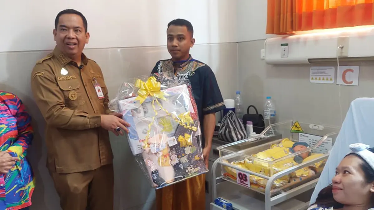 ALAMI: Wali Kota Probolinggo dr. Aminuddin mengunjungi salah satu bayi yang lahir para 17 Agustus 2026.&nbsp;(ARIF MASHUDI/JAWA POS RADAR BROMO)