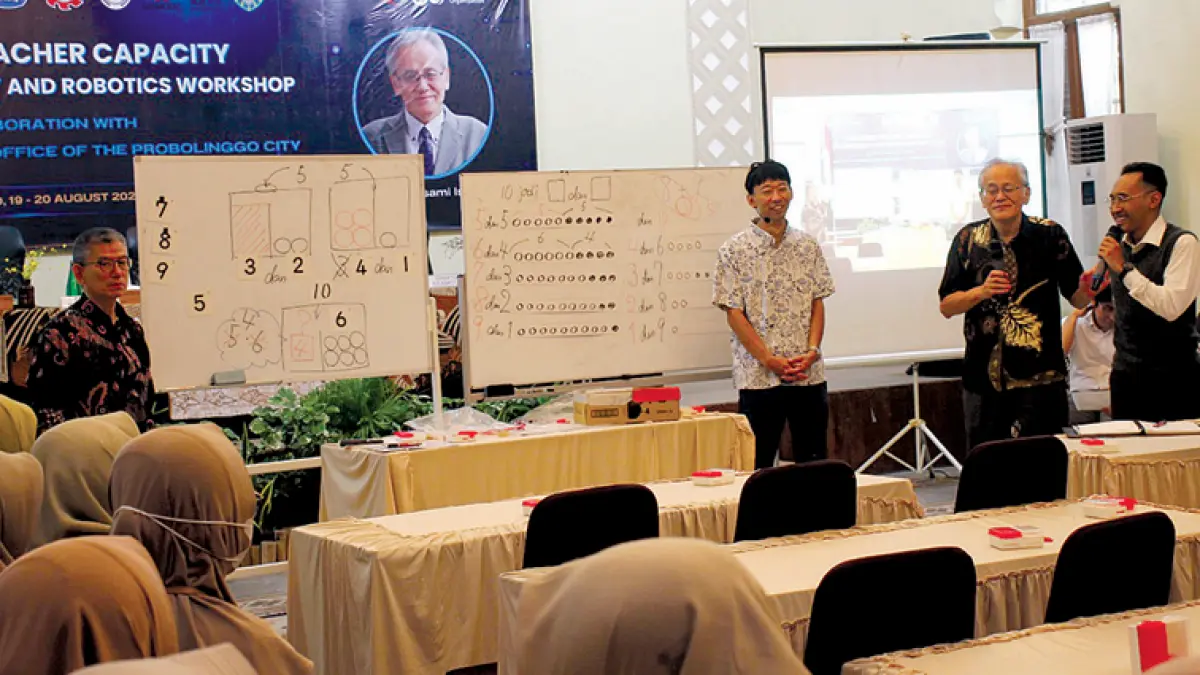 BERGURU PADA PAKARNYA: Beginilah model pembelajaran matematika saat para pengajar asal Jepang bersama Prof. Masami dalam Lesson Study, kemarin. 
