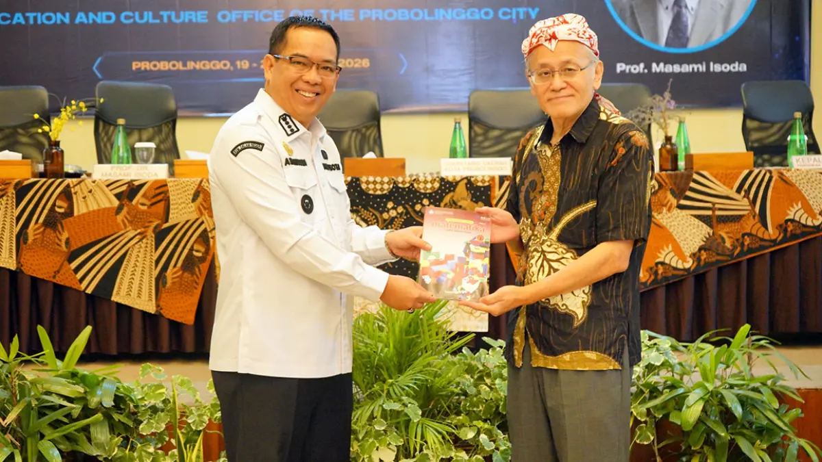 
CENDERAMATA: Wali Kota Probolinggo dr. Aminuddin mendapat cenderama berupa buku karya Prof. Masami Isoda, direktur SEAMOLEC dan direktur SEAQiM pun saling bertukar cenderamata dengan Wali Kota.

