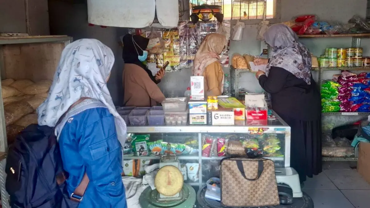 DIPANTAU: Kios di salah satu pasar di Kabupaten Probolinggo. Kios penjualan obat-obatan hewan rutin dipantau untuk diawasi peredarannya. (Foto: Diperta for Jawa Pos Radar Bromo)
