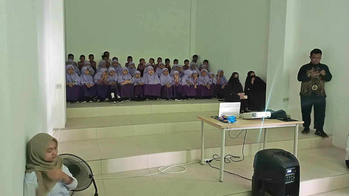 EDUKASI SEJARAH: Sejumlah siswa sekolah saat menyaksikan tayangan film dokumenter tentang sejarah Kota Pasuruan di ruang diorama gedung depo arsip Kelurahan Sekargadung, Kecamatan Purworejo. (Disperpusip Kota Pasuruan for Radar Bromo)