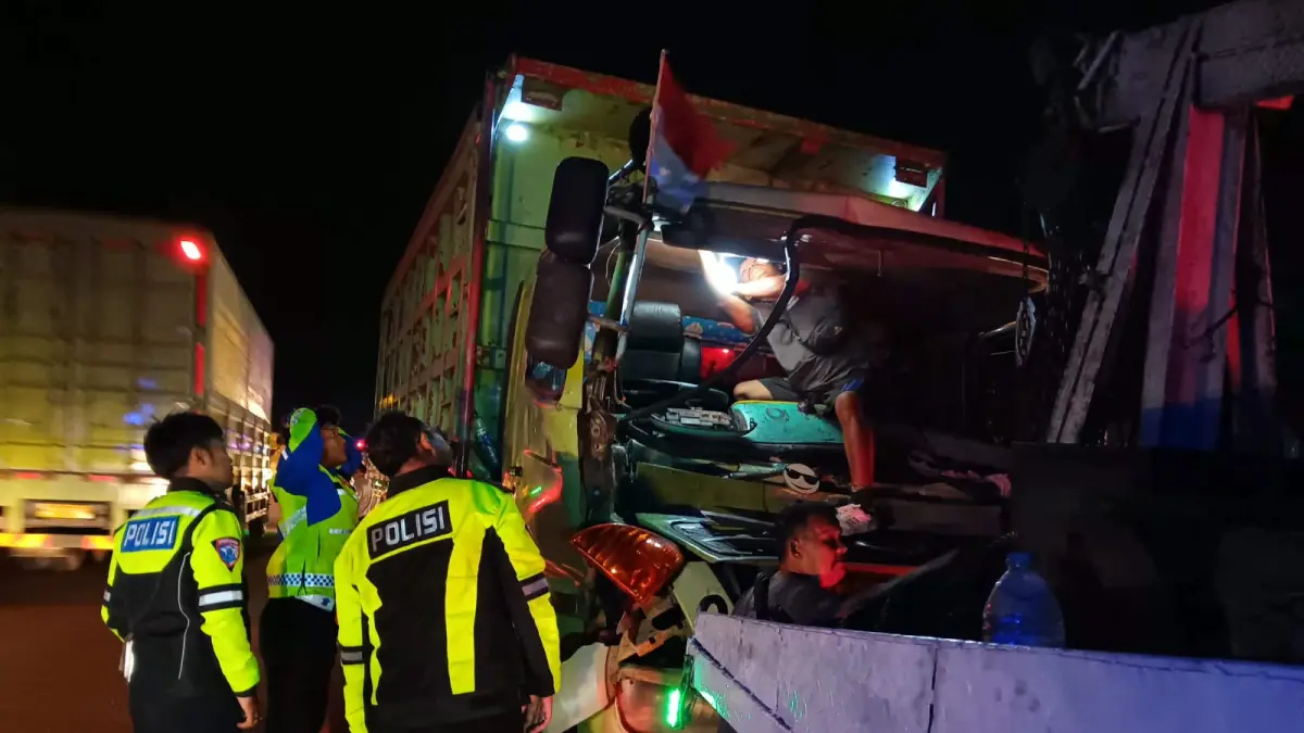 EVAKUASI: Anggota Satlantas Polres Probolinggo melakukan olah TKP laka beruntun di Jalan Raya Lumajang, Desa Banjarsawah, Kecamatan Tegalsiwalan, Rabu (18/8) malam. (SATLANTAS POLRES PROBOLINGGO FOR JAWA POS RADAR BROMO)