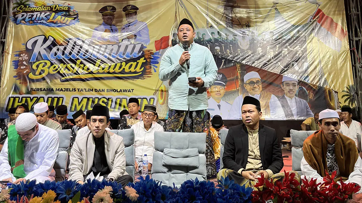 KALIBUNTU BERSHOLAWAT: Wakil Bupati Probolinggo Fahmi AHZ (berdiri) turut menghadiri acara Kalibuntu Bersholawat yang menjadi salah satu rangkaian Petik Laut Kalibuntu 2026. (Didik Purwanto/Radar Bromo)