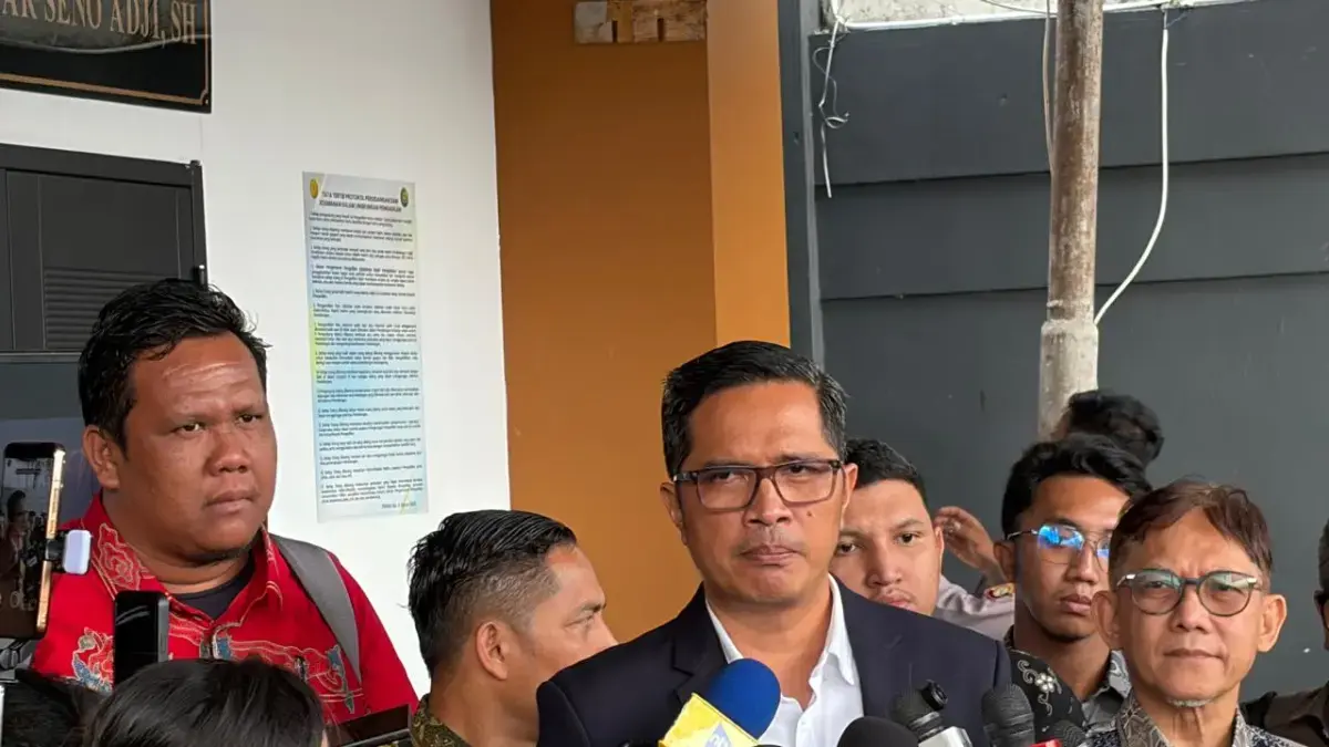 Kuasa hukum eks Jampidsus Febrie Adriansyah, Febrie Diansyah, memberikan keterangan kepada media di Pengadilan Negeri Jakarta Selatan (PN Jaksel), Rabu (19/8). (Muhamad Ridwan/JawaPos.com)

