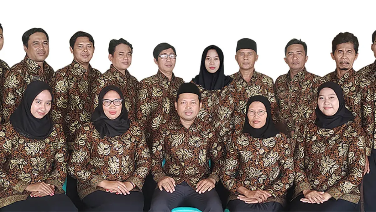 MEMBANGUN DESA: Kepala Desa Kalibuntu Khairul Anam (tengah duduk) bersama Perangkat Desa. (Didik Purwanto/Radar Bromo)