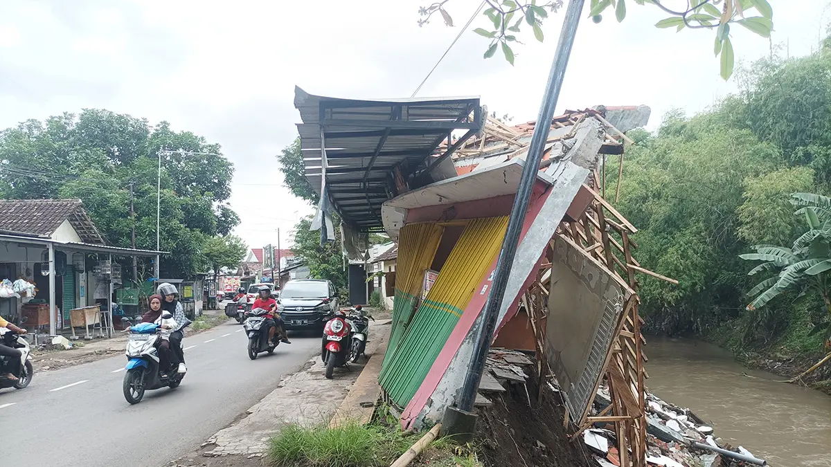 MENGGANTUNG: Sejumlah sisa bangunan menggantung di atas Sungai Kertosono, Kecamatan Kraksaan.&nbsp;(FAIZ AGUS MUSLEH/JAWA POS RADAR BROMO)