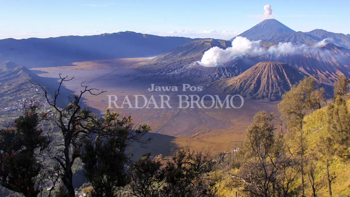 EKSOTIS: View Gunung Batok, Bromo dan Semeru saat dipotret dari kawasan Tosari, Kabupaten Pasuruan. Usai 2 minggu berjibaku dengan karhutla dan api dinyatakan padam total, kawasan wisata Bromo bakal kembali dibuka, Kamis (20/8). (Mokhamad Zubaidillah/ Radar Bromo)