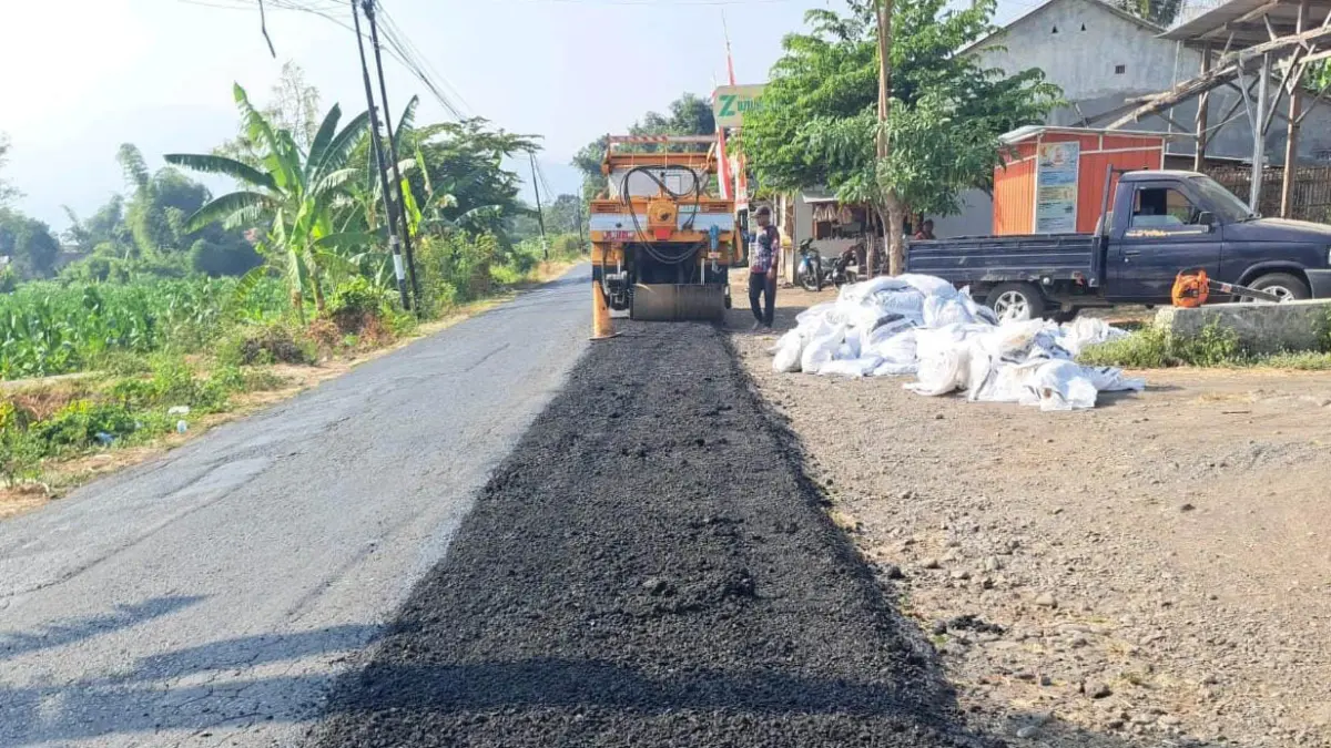 MULUS: Alat berat yang dikerahkan untuk membenahi ruas di R-91 Besuk-Pasar Senin sepanjang 4,740 kilometer. (Foto: Istimewa)