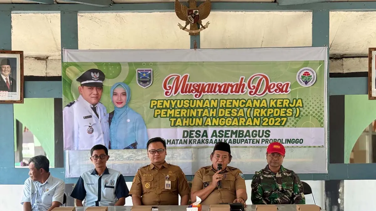 MUSYAWARAH: Kepala Desa Asembagus Ali Ibang Fansuri (pegang mik) bersama Camat Kraksaan Puja Kurniawan memimpin Musyawarah Desa Penyusunan RKPDes 2027 di Balai Desa Asembagus.