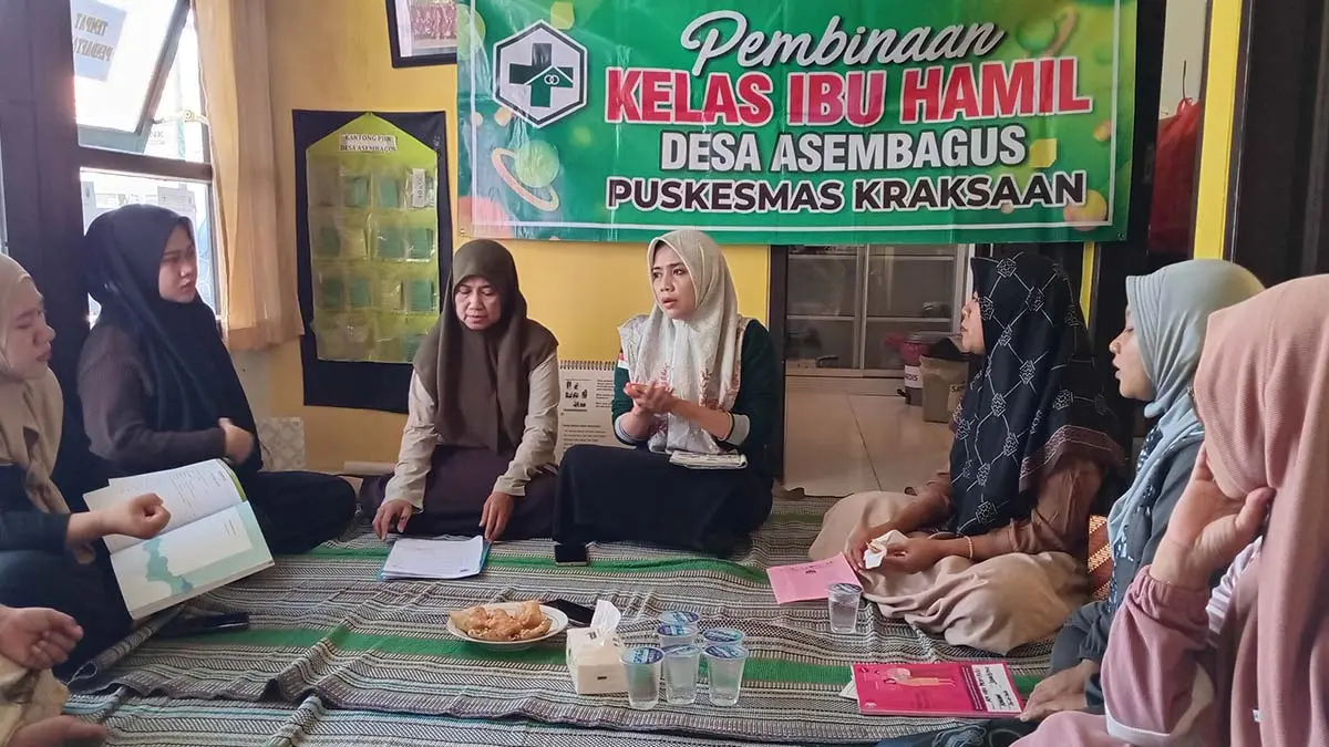 PEMBINAAN IBU HAMIL: Bidan memberikan pembinaan dalam Kelas Ibu Hamil kepada peserta ibu hamil dalam kegiatan Posyandu di Desa Asembagus.