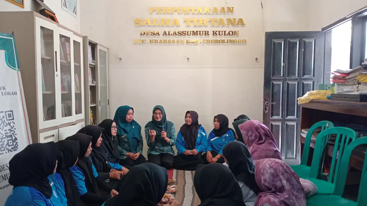 PEMBINAAN: Ketua PKK Desa Alassumur Kulon Sulasih Suhud (kanan) mendampingi Ketua TP PKK Kecamatan Kraksaan Wiwin S. Puja Kurniawan (pegang mik) dalam Sosialisasi UP2K dan PHBS di Perpustakaan Desa Salah Tirtana. 