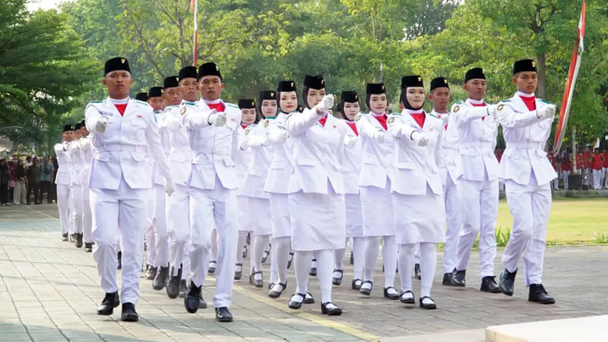 KIBARKAN BENDERA: Pasukan Pengibar Bendera Pusaka (Paskibraka) Kabupaten Probolinggo saat mengibarkan bendera Merah Putih dalam upacara peringatan HUT ke-81 Kemerdekaan RI di Alun-Alun Kraksaan, Senin (17/8). Saat ini beredar kabar pemotongan honor paskib tahun 2024-2025. (Agus Faiz Musleh/ Radar Bromo)
