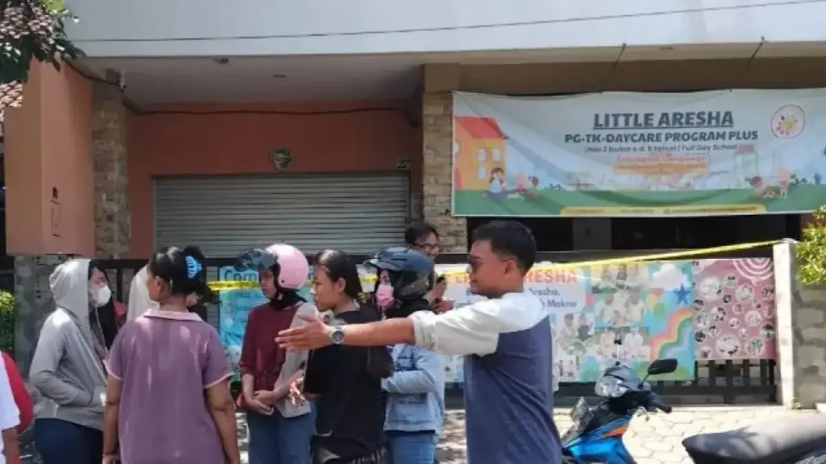 Polisi menetapkan 13 tersangka kekerasan anak di Daycare Little Aresha Jogja. Kepala yayasan, kepala sekolah, dan pengasuh jadi tersangka. (Radar Jogja)