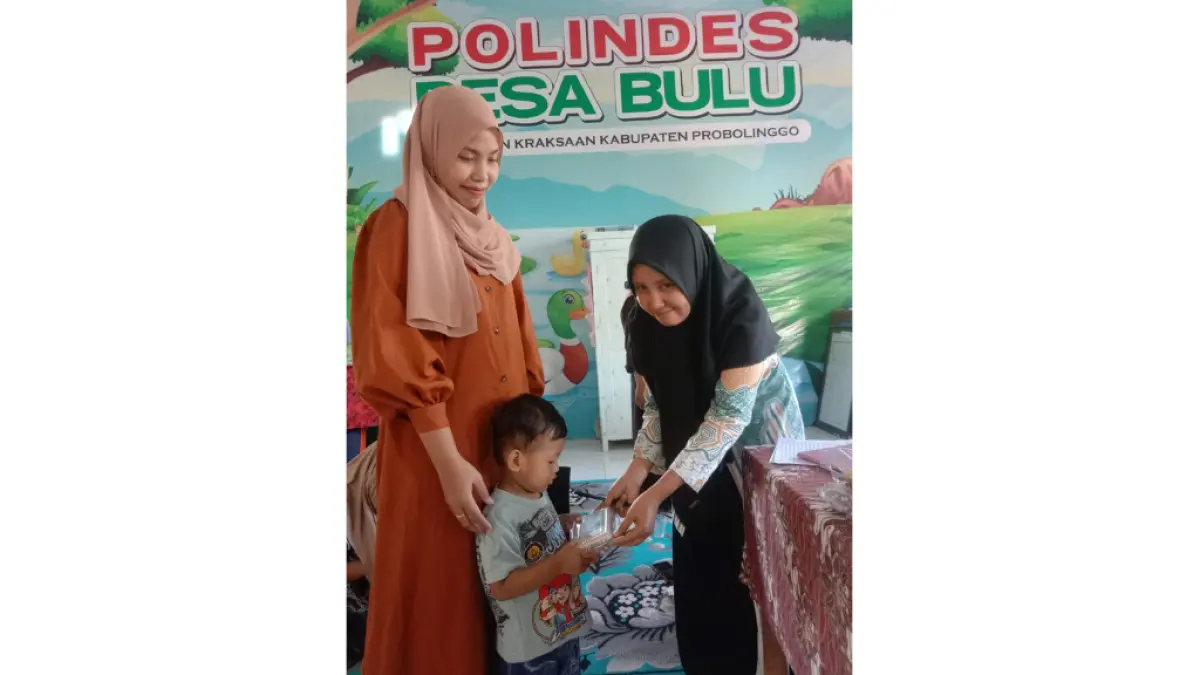 POSYANDU DESA: Kader Posyandu Desa Bulu memberikan PMT kepada seorang balita peserta Posyandu. 