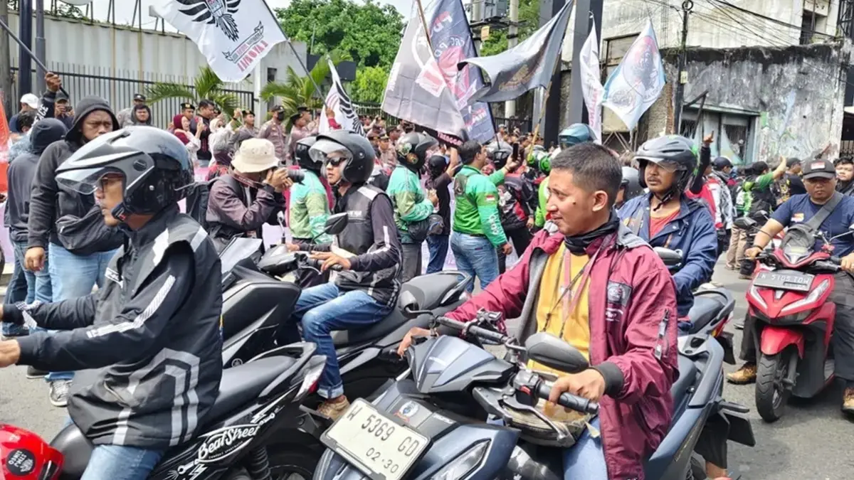 Ribuan ojek online (ojol) menggelar aksi demonstrasi di Kantor DPRD Jawa Timur, Jalan Indrapura, Surabaya, Selasa (28/4). (Novia/JawaPos.com)