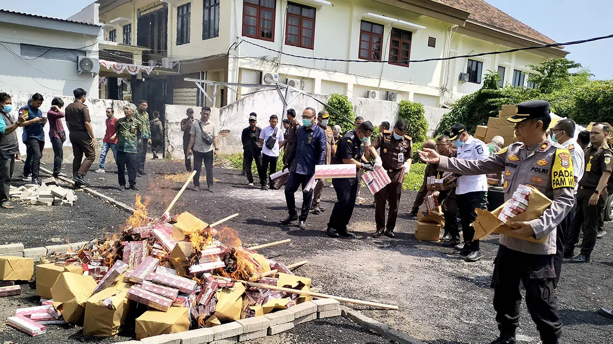 RUGIKAN NEGARA: Pemusnahan rokok illegal yang dilakukan di kantor Kejaksaan Negeri Kabupaten Probolinggo Rabu (19/8). (Foto : Achmad Arianto/Jawa Pos Radar Bromo)